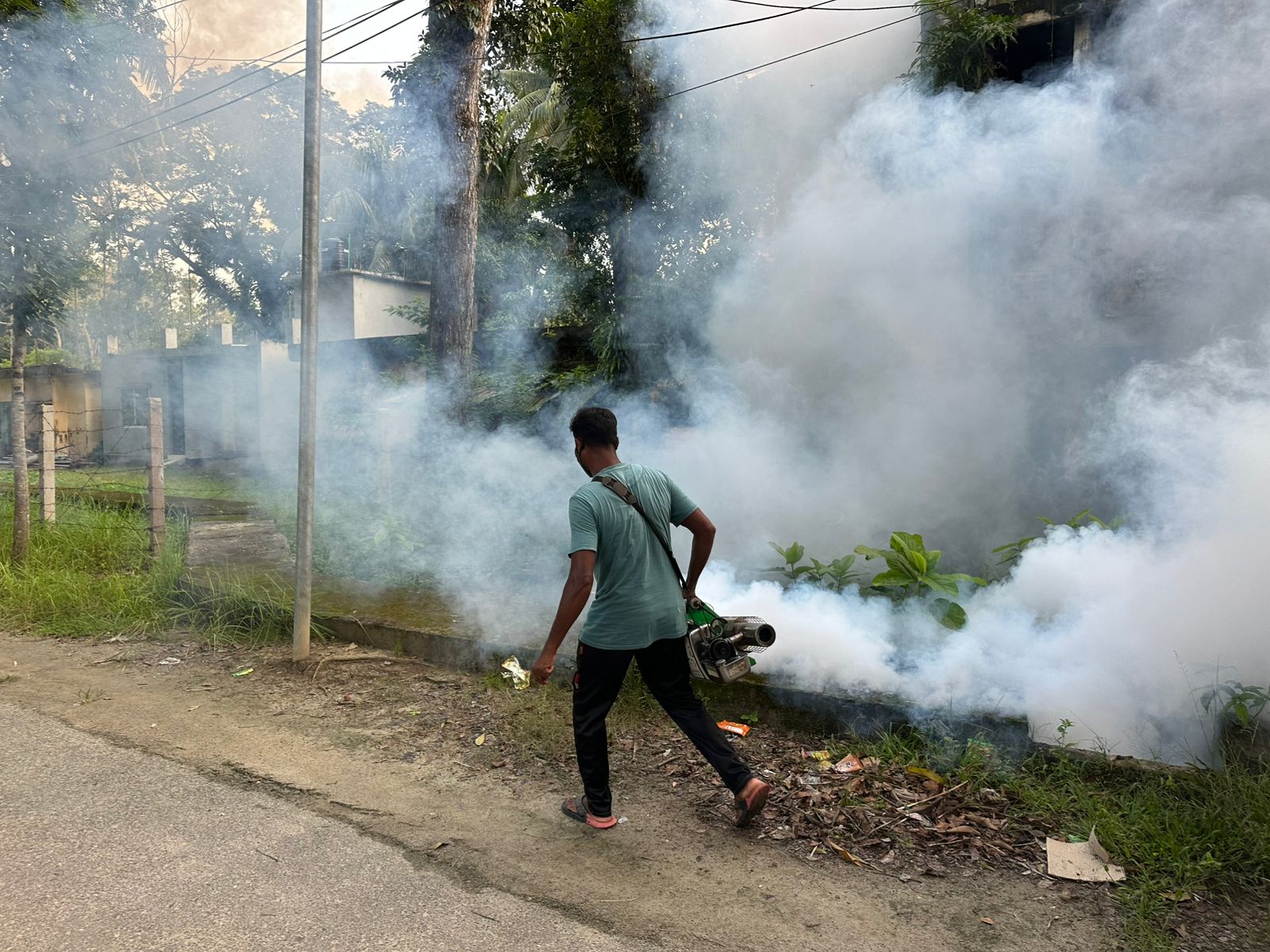 রাজৈর পৌরসভার বিভিন্ন স্থানে ডেঙ্গু ও মশাবাহিত রোগ নিয়ন্ত্রণে অভিযোগ।